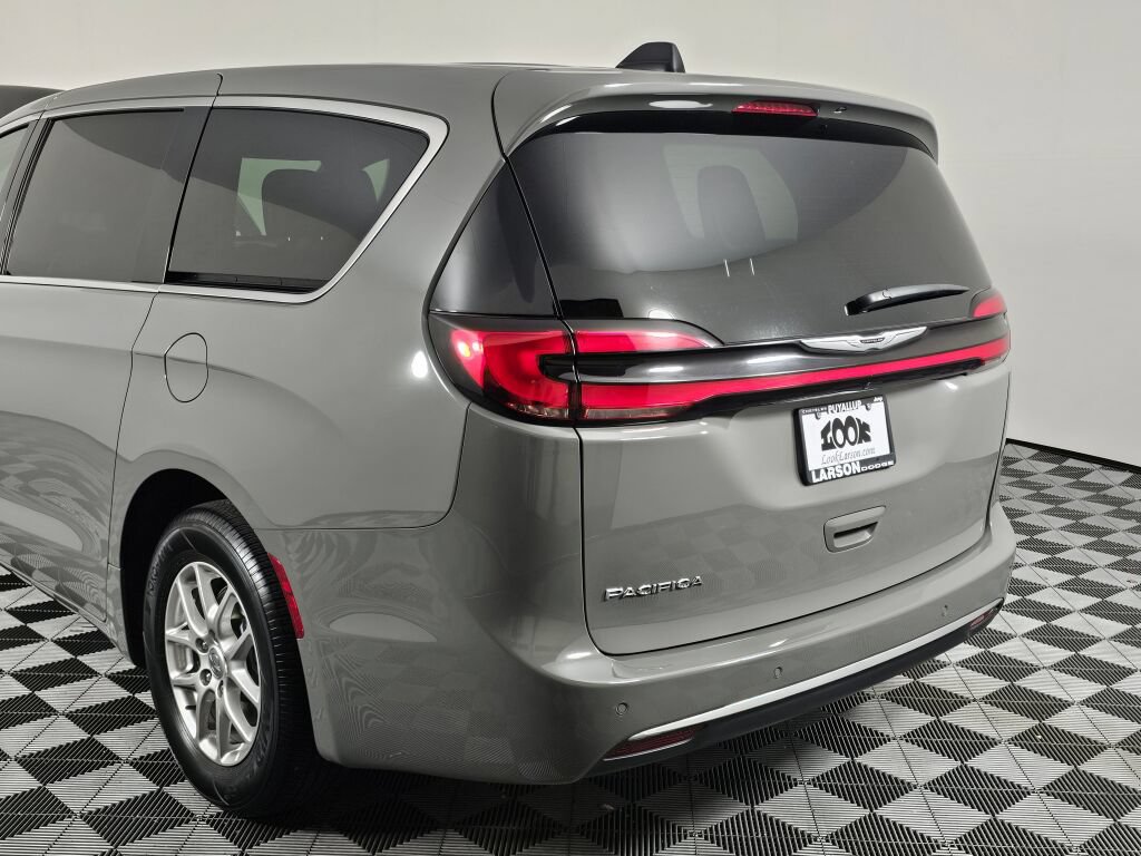 Used 2025 Chrysler Pacifica Select FWD image 13