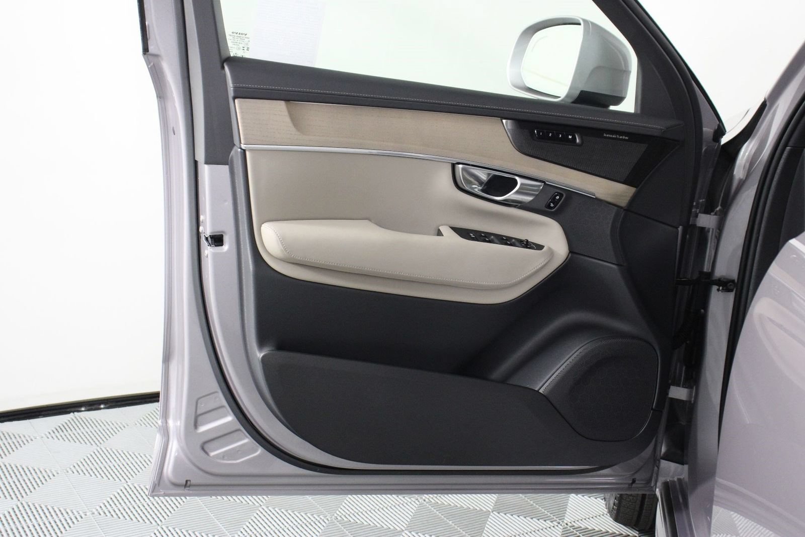 Certified 2026 Volvo XC90 B6 Plus w/ Protection Package Premier AWD/4WD image 17