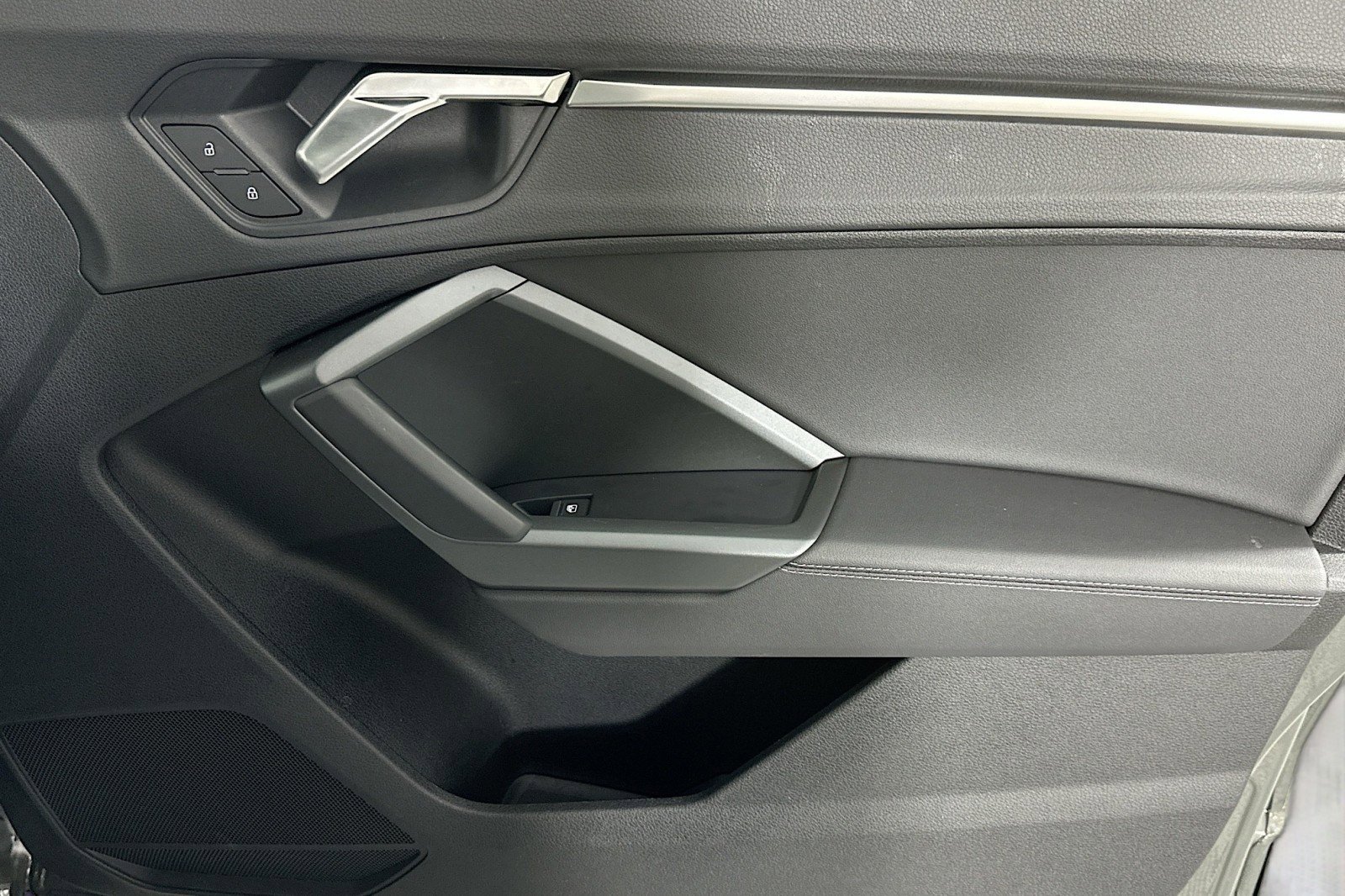 Used 2025 Audi Q3 2.0T Premium w/ Black Optic Sport Package image 23