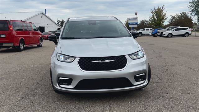 Used 2024 Chrysler Pacifica Limited FWD image 3