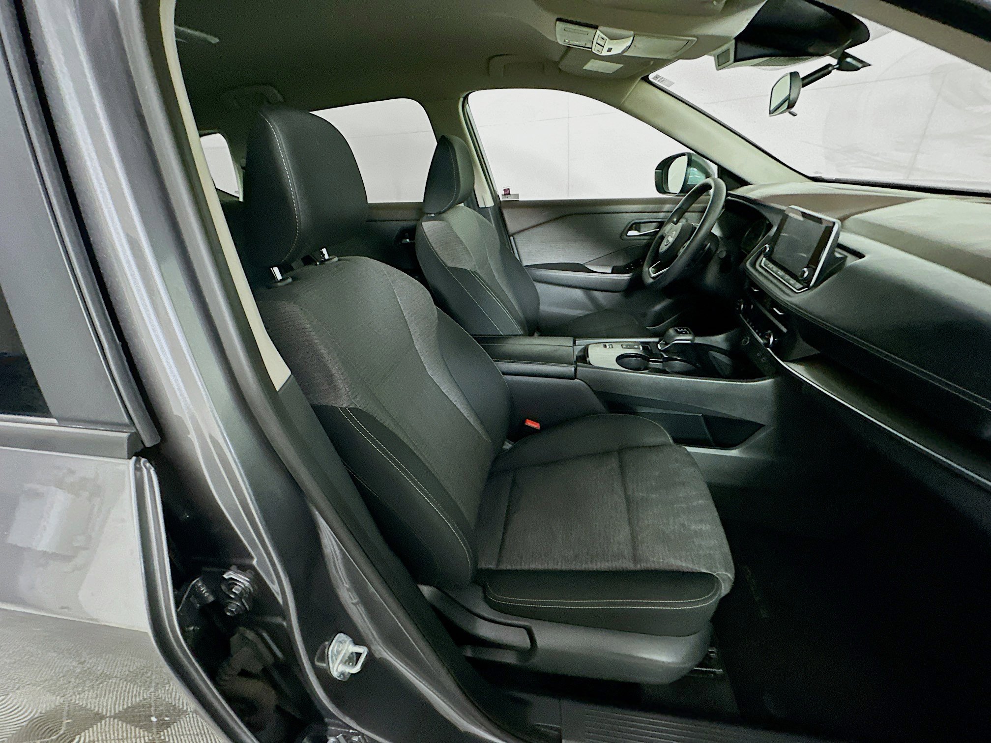 Used 2023 Nissan Rogue SV image 30