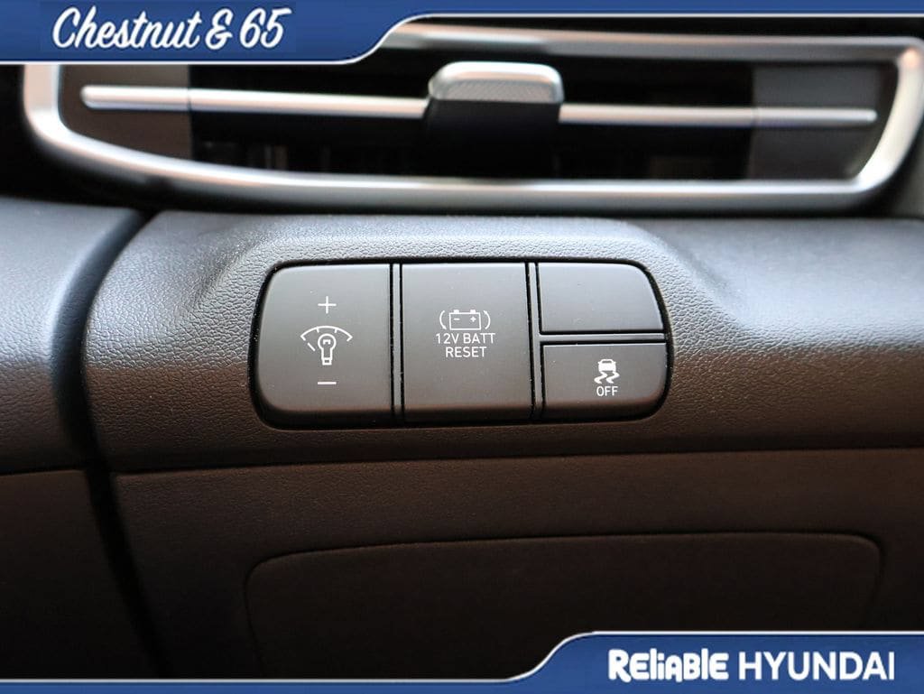 Used 2025 Hyundai Elantra Limited FWD image 32