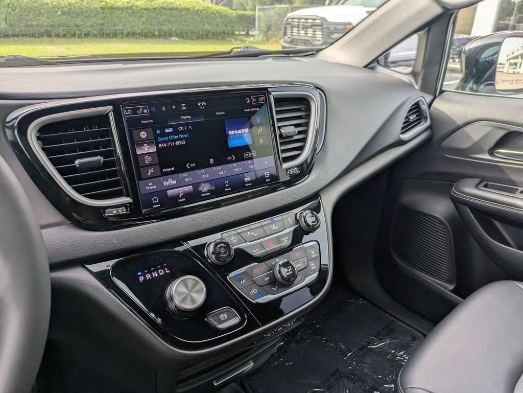 Used 2025 Chrysler Pacifica Select FWD image 21