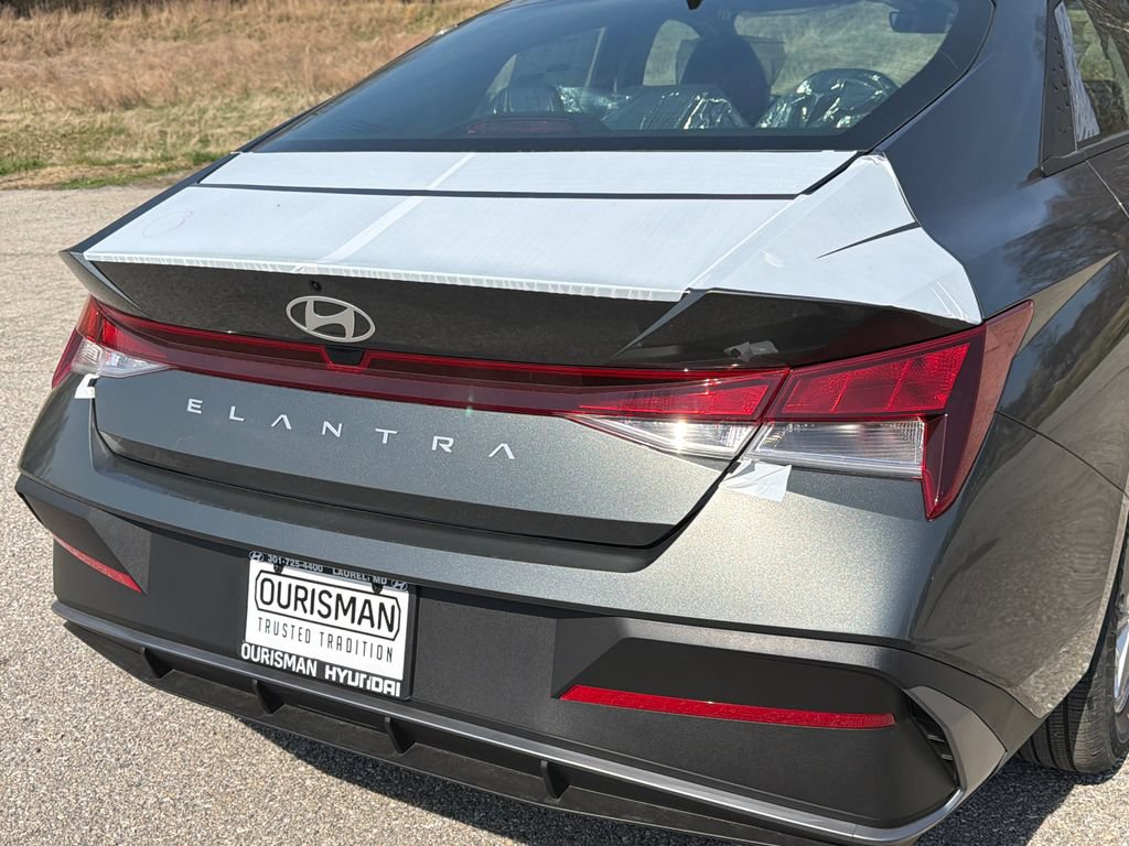 New 2026 Hyundai Elantra SE FWD image 4