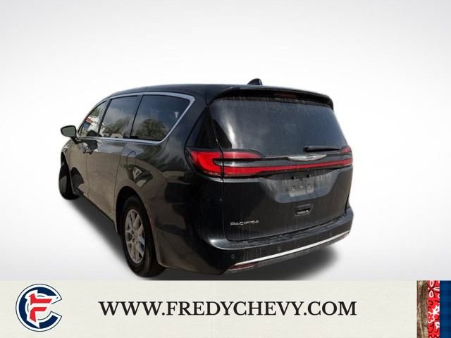 Used 2023 Chrysler Pacifica Touring-L image 7