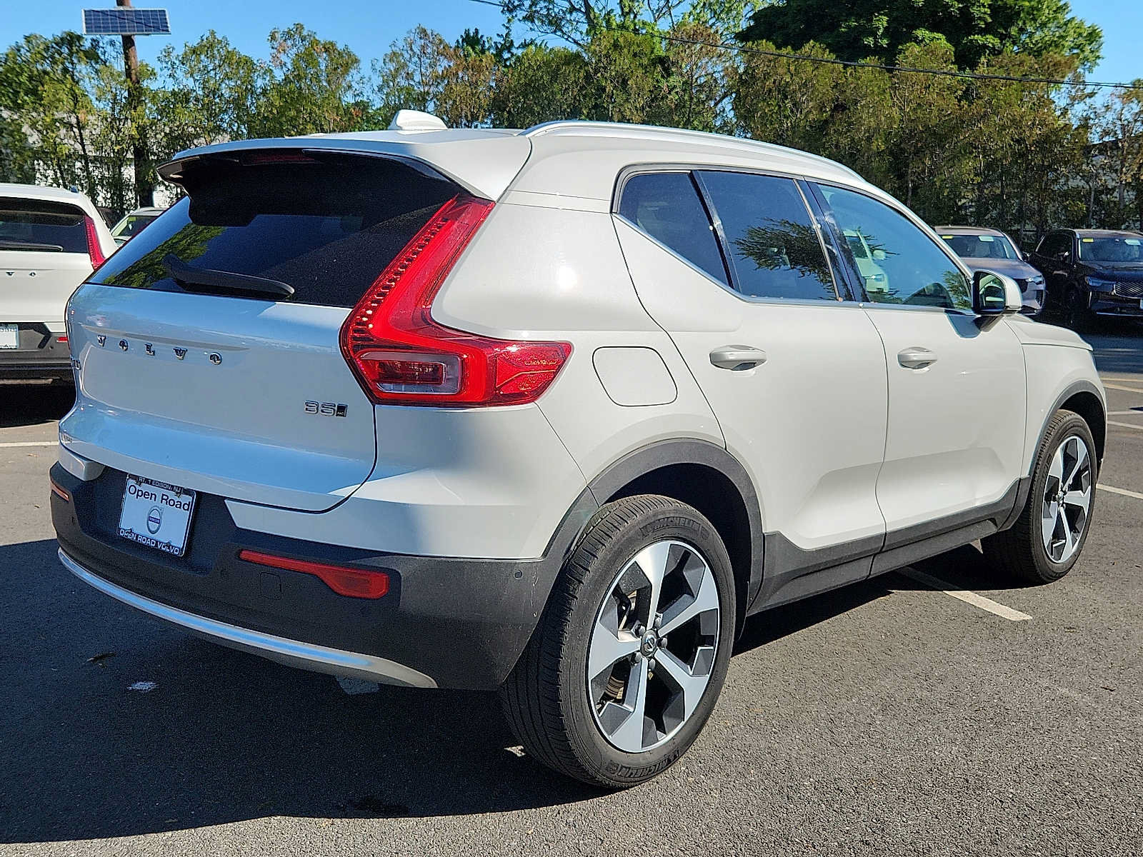 Certified 2023 Volvo XC40 B5 Plus w/ Driver Assist Package AWD/4WD image 6
