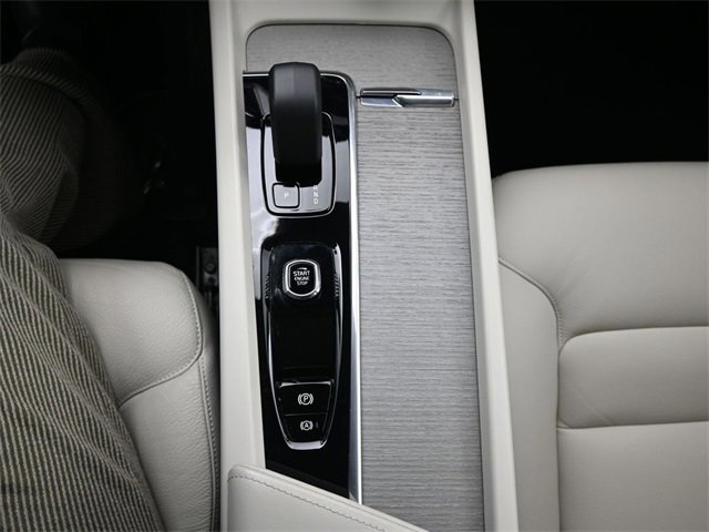Used 2023 Volvo XC60 B5 Plus image 16