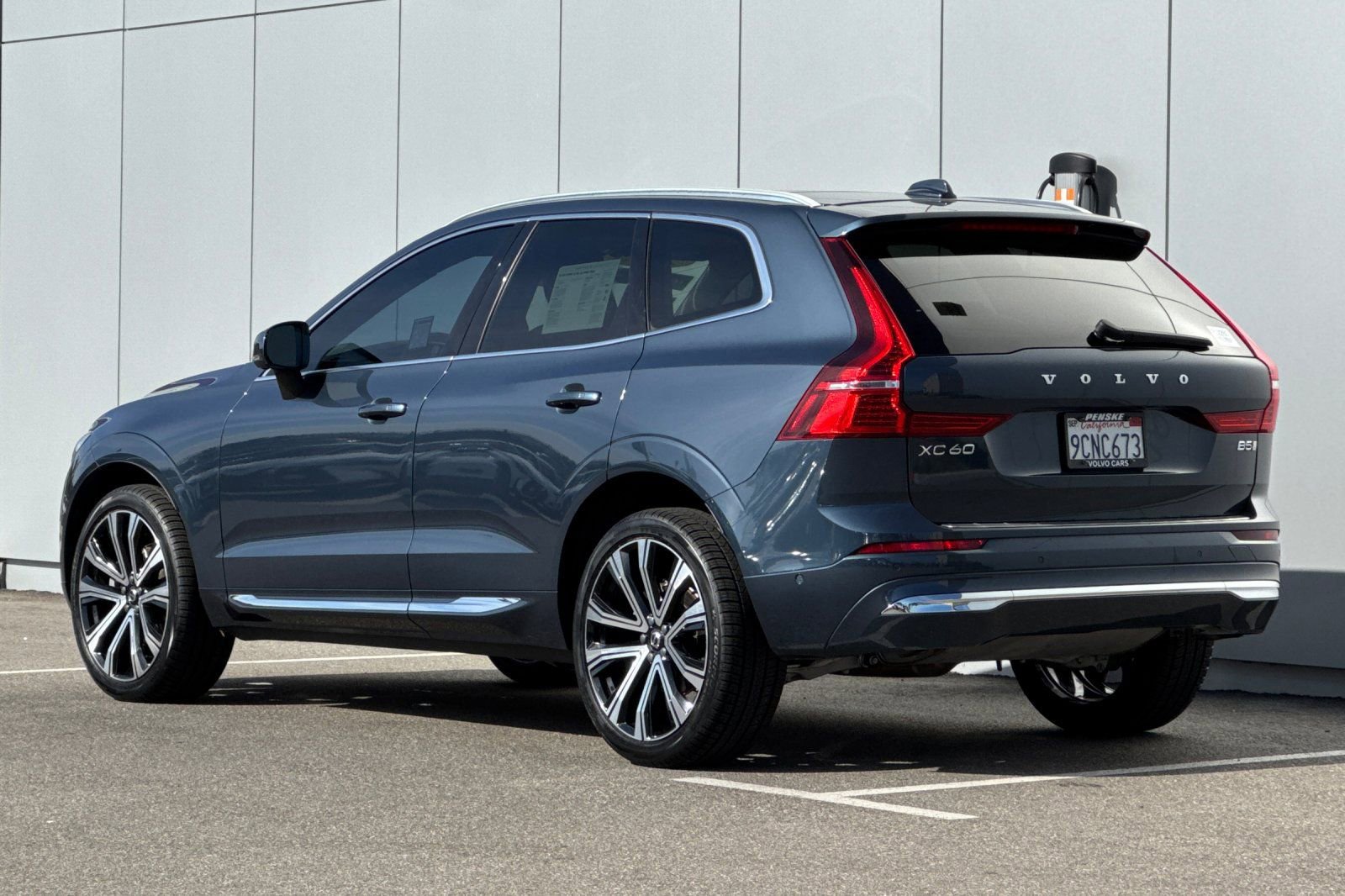Used 2023 Volvo XC60 B5 Ultimate w/ Climate Package image 3