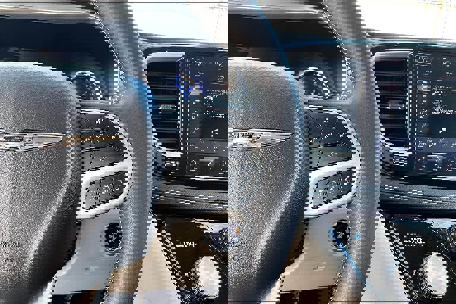 Used 2023 Chrysler Pacifica Touring-L image 23