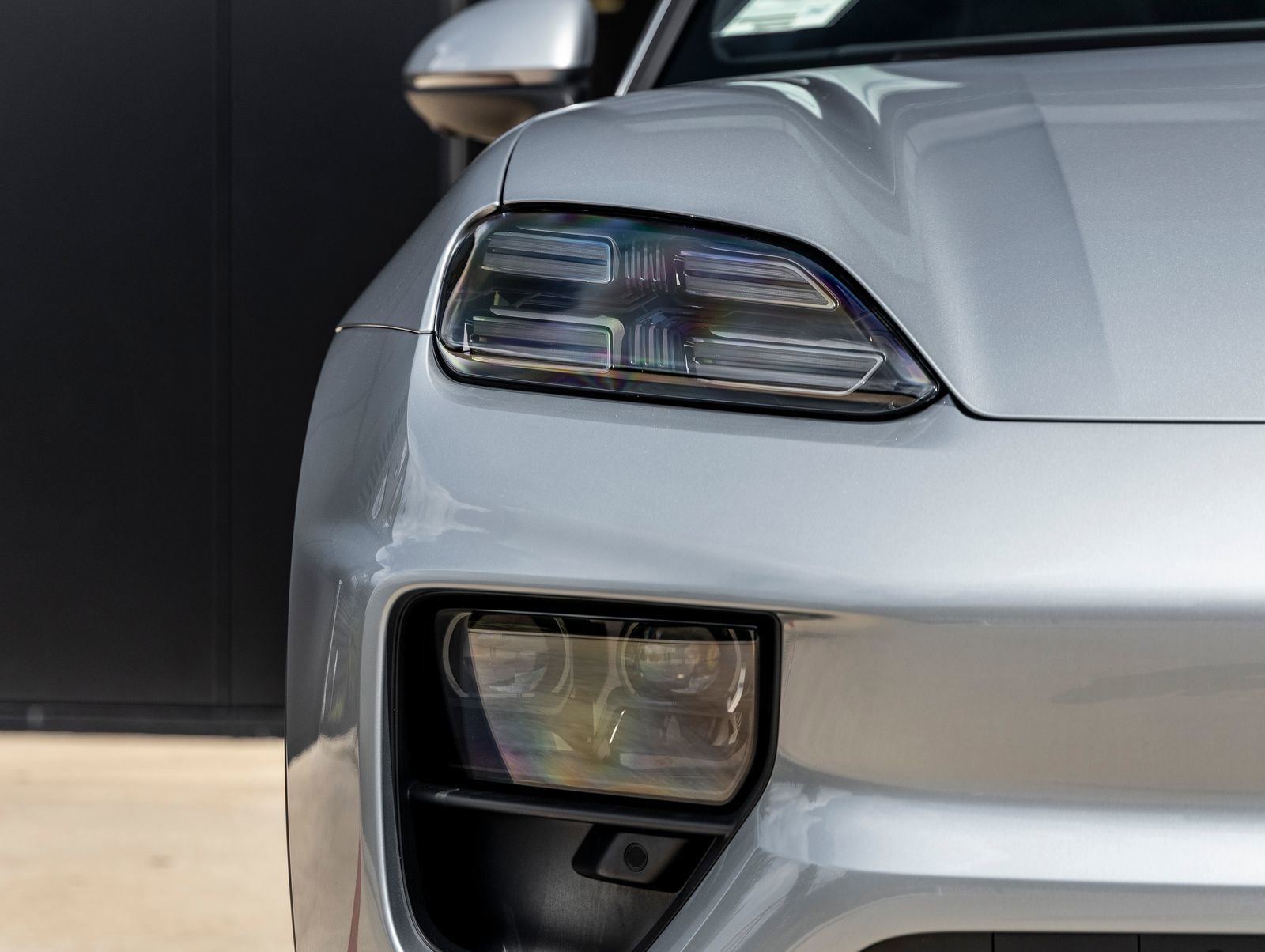 Certified 2025 Porsche Macan Electric image 15