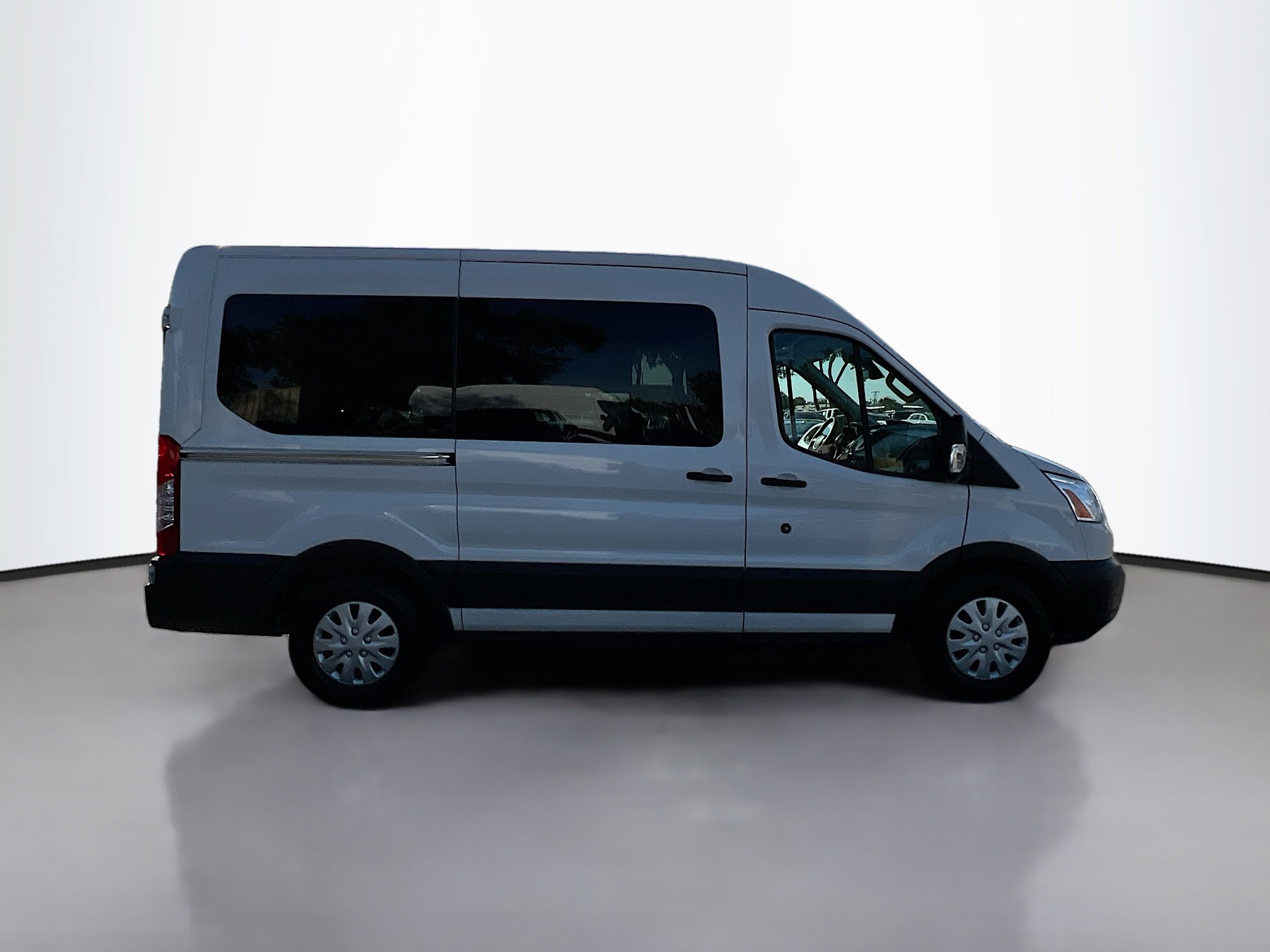 Used 2018 Ford Transit 150 XLT image 3