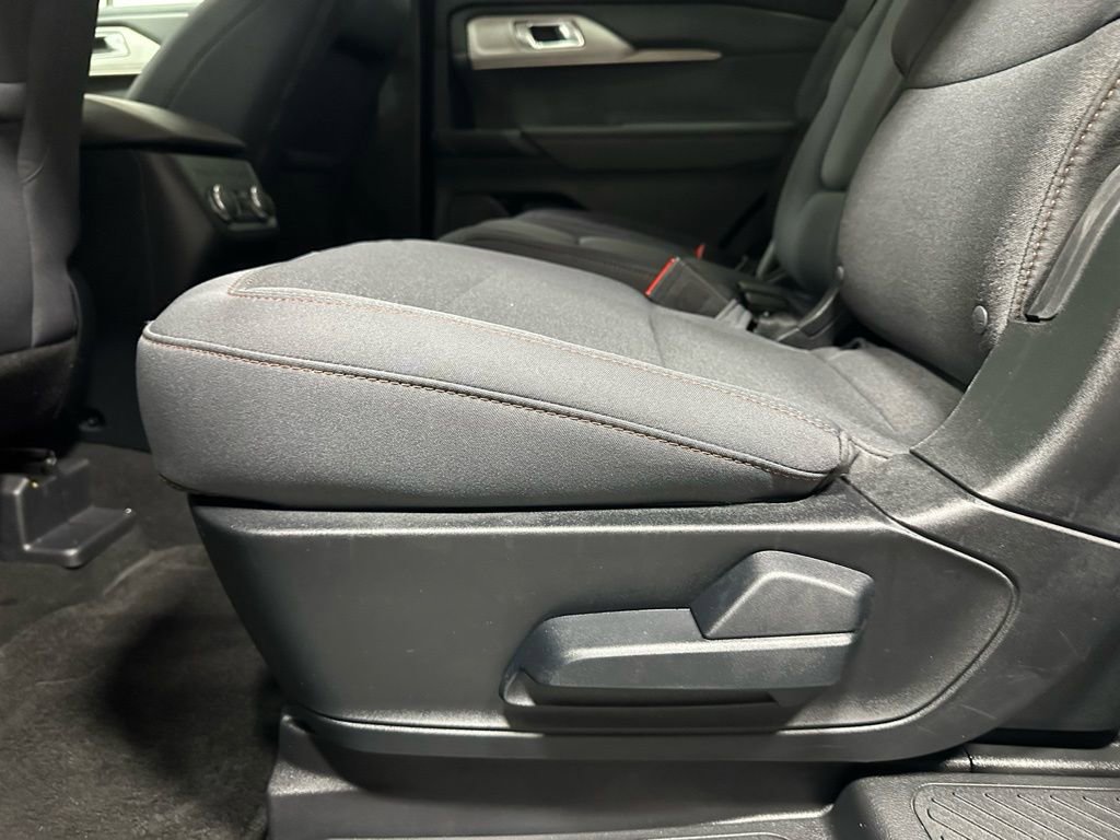 Used 2025 Ford Explorer Active AWD/4WD image 40