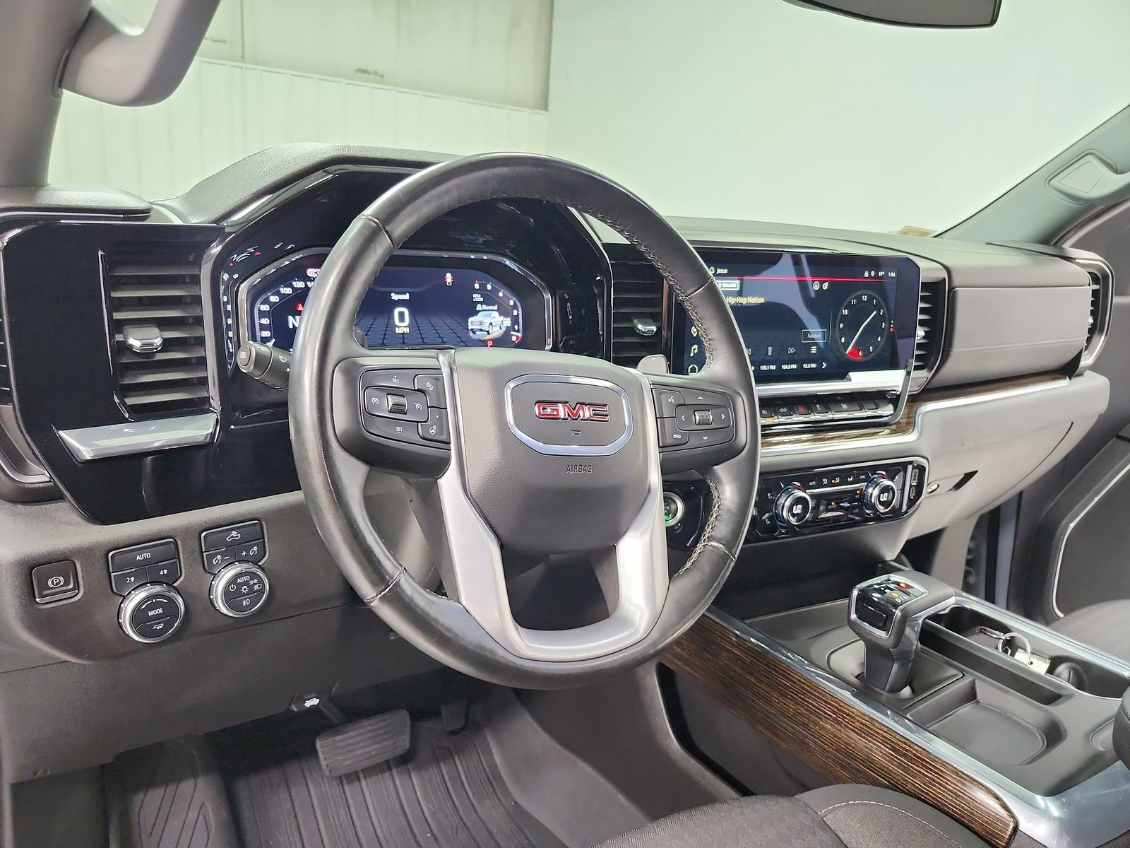 Used 2024 GMC Sierra 1500 Elevation w/ Preferred Package AWD/4WD image 18