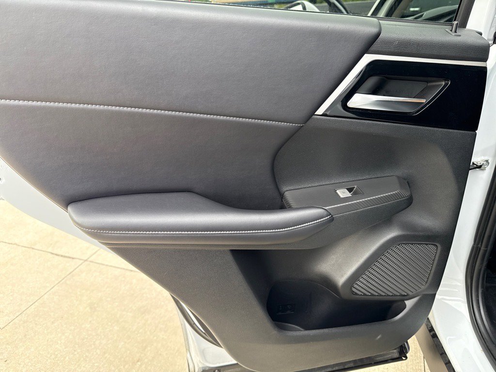 Used 2024 Mitsubishi Outlander SE image 12