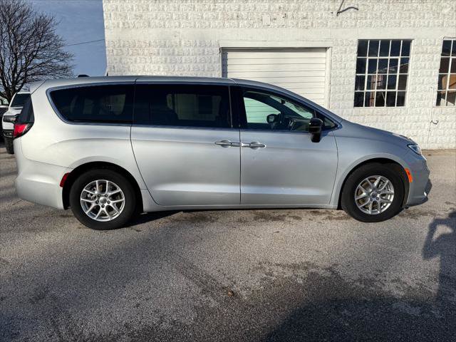 Certified 2024 Chrysler Pacifica Touring-L image 7