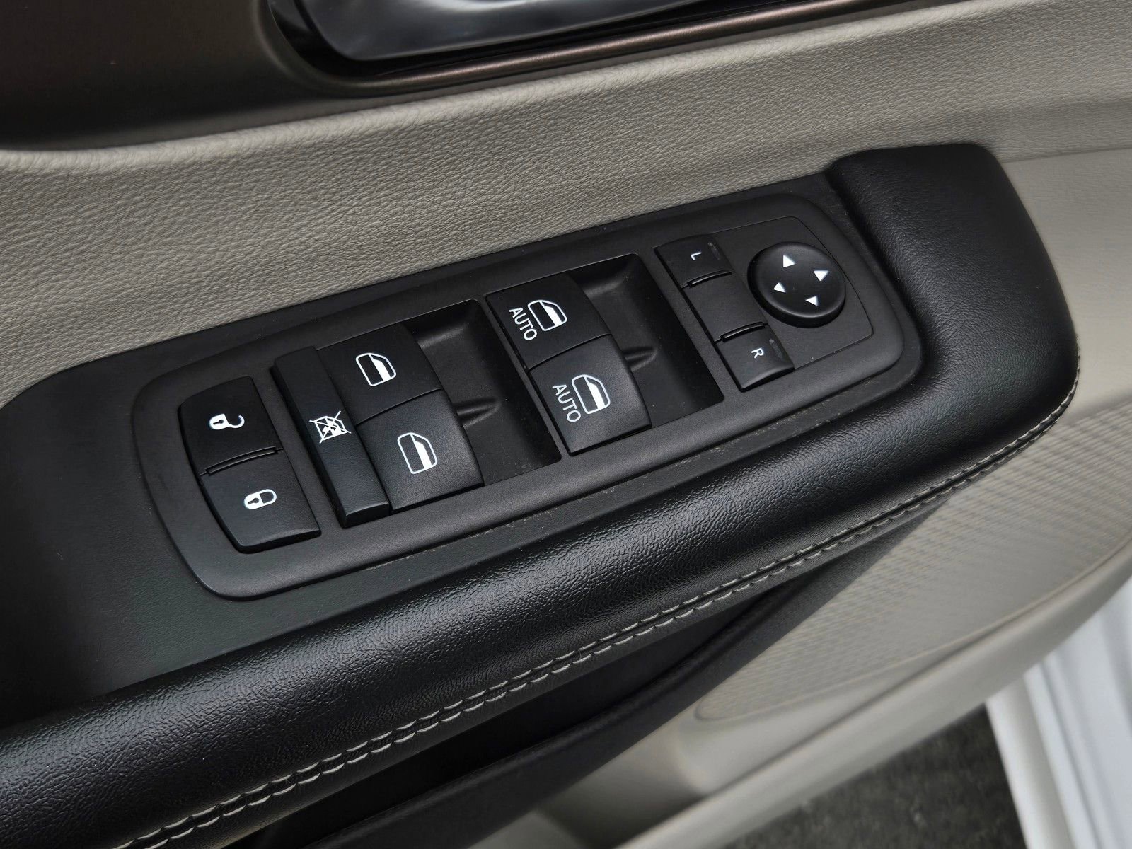 Used 2023 Chrysler Voyager LX image 10