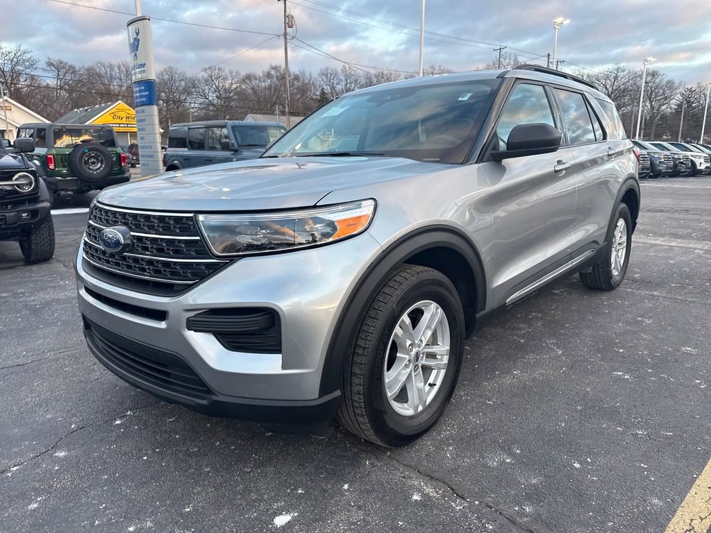 Used 2023 Ford Explorer XLT AWD/4WD image 2