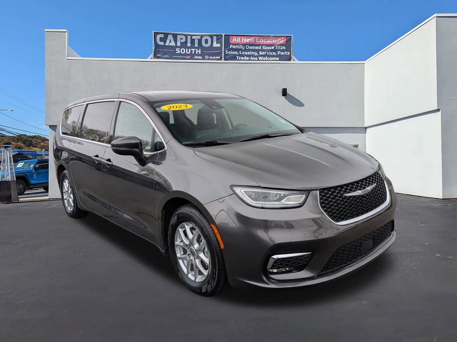 Used 2023 Chrysler Pacifica Touring-L FWD image 1
