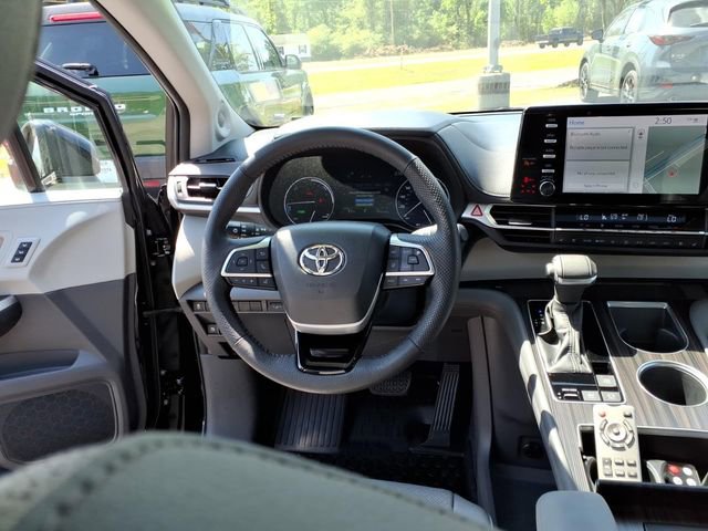 Used 2022 Toyota Sienna Limited FWD image 12