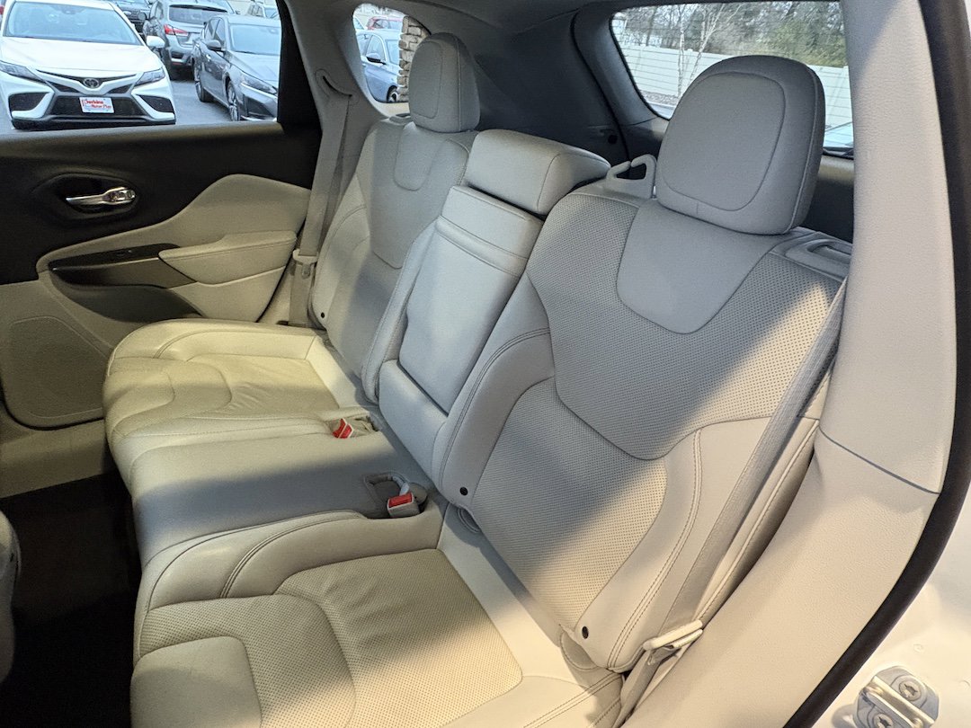 Used 2019 Jeep Cherokee Limited image 28