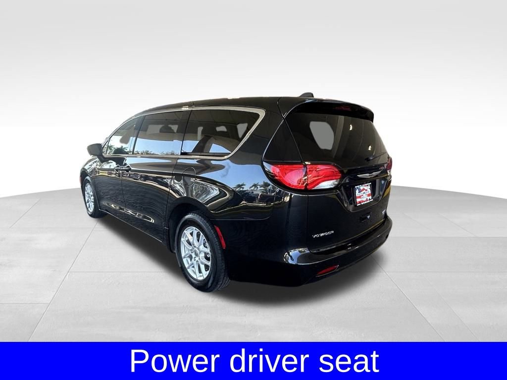 Used 2023 Chrysler Voyager LX image 7