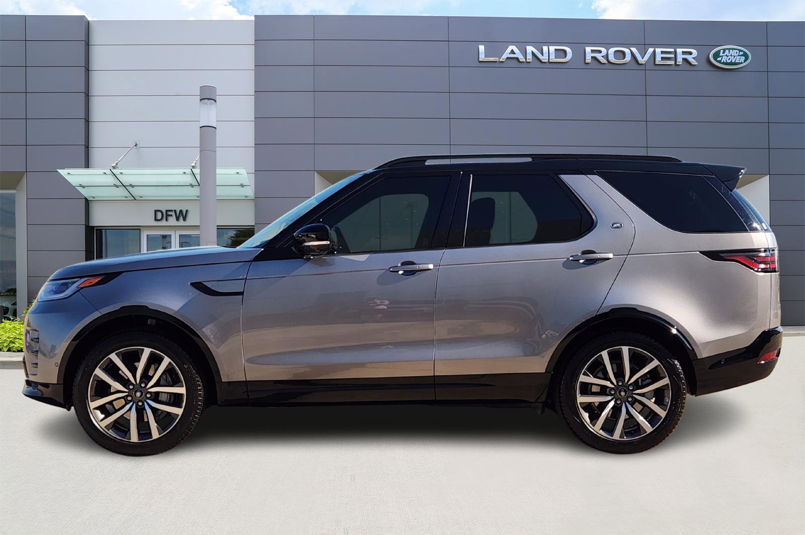 Certified 2024 Land Rover Discovery Dynamic SE image 3