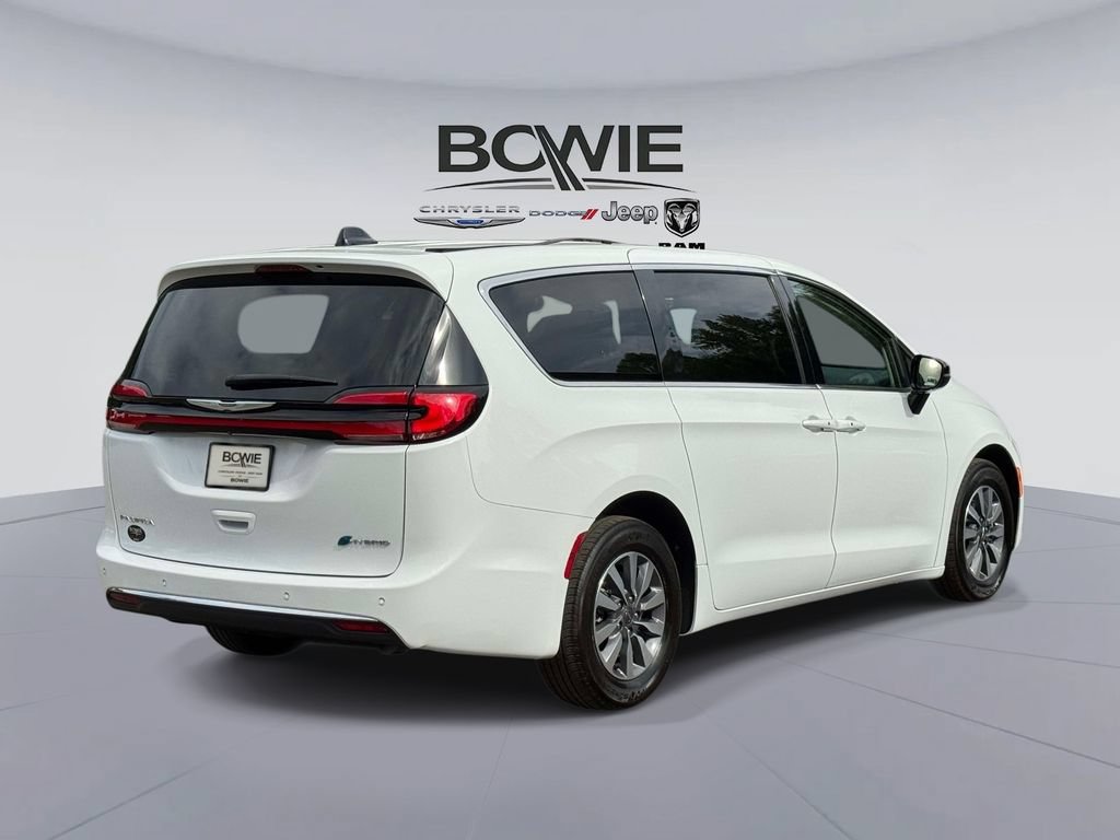 Used 2024 Chrysler Pacifica Limited FWD image 2