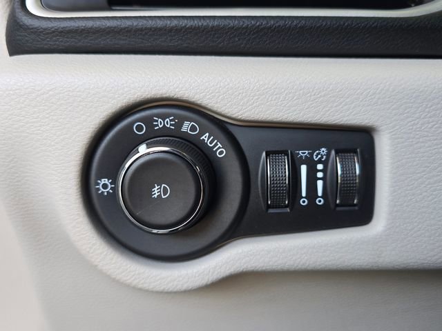 Used 2020 Chrysler Pacifica Touring-L FWD image 18