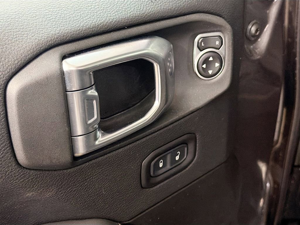 Used 2025 Jeep Wrangler Unlimited Sahara AWD/4WD image 16