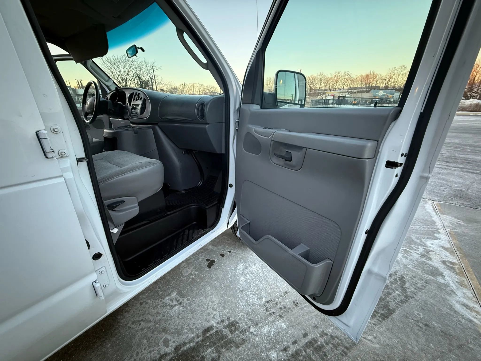 Used 2003 Ford E-350 and Econoline 350 XLT image 34