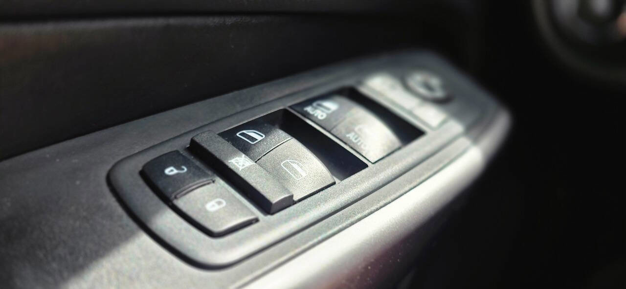 Used 2019 Jeep Cherokee Latitude Plus w/ Comfort/Convenience Group image 22