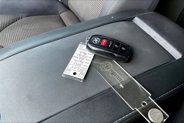 Used 2024 Toyota Highlander LE image 33