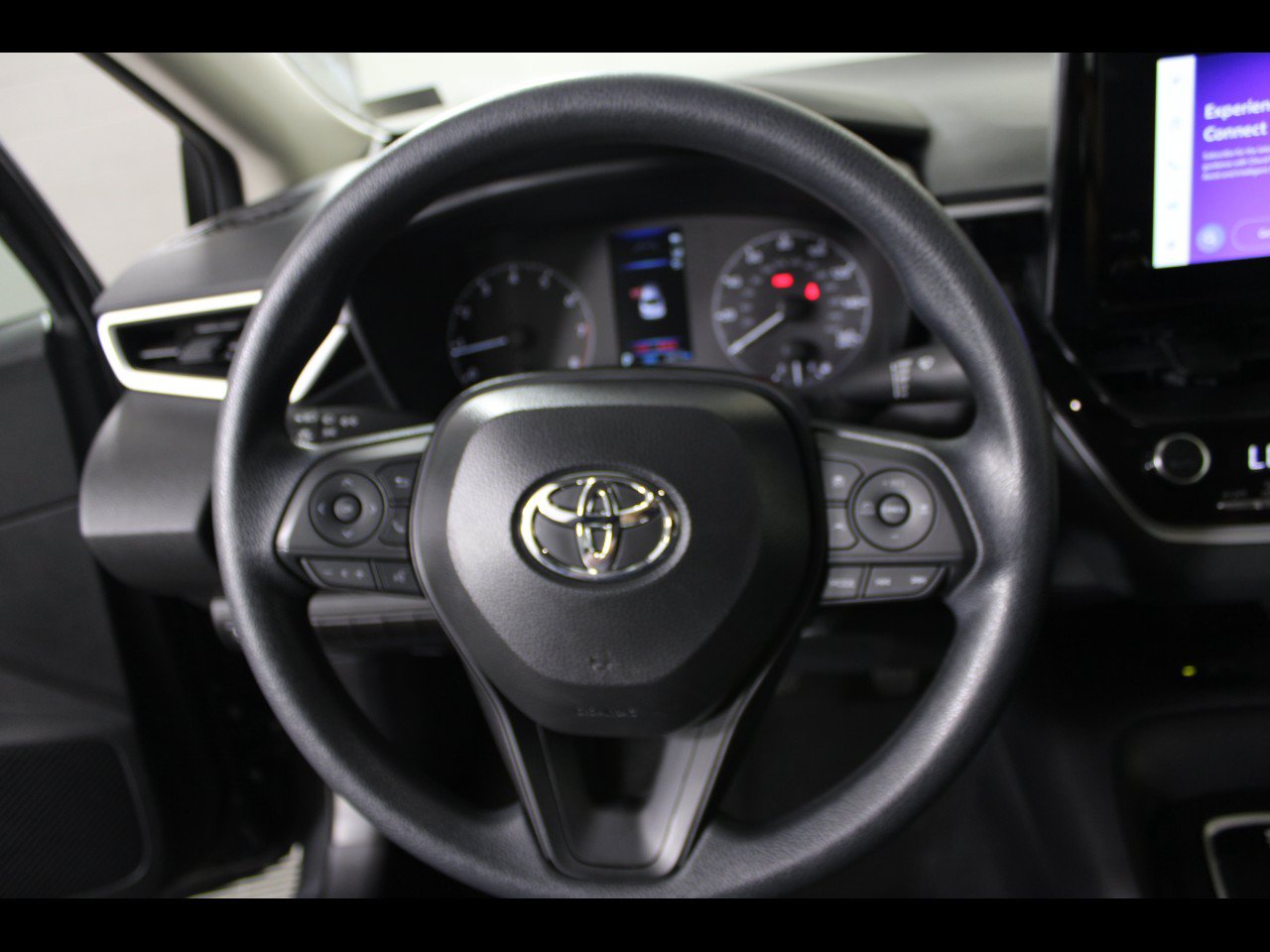 Used 2025 Toyota Corolla LE w/ LE Premium Package FWD image 19
