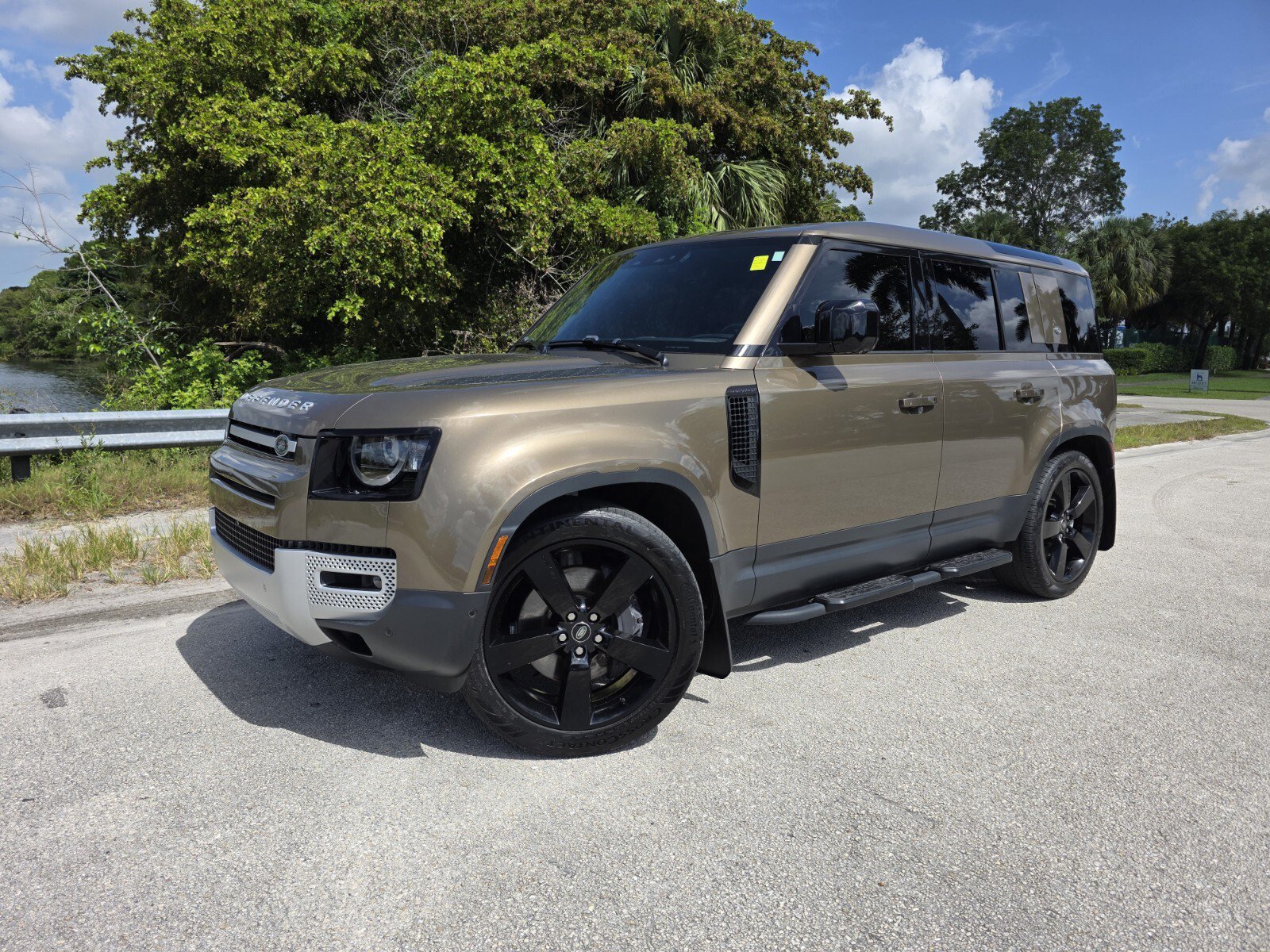 Certified 2024 Land Rover Defender 110 SE AWD/4WD image 1