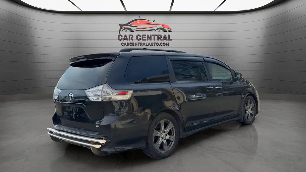 Used 2017 Toyota Sienna SE Premium FWD image 5