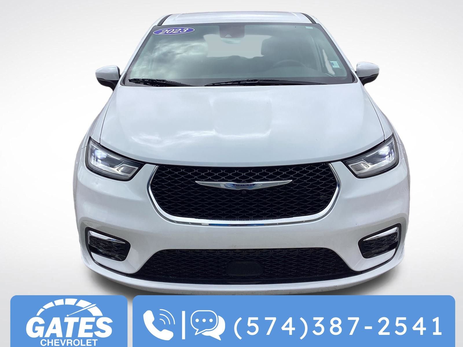 Used 2023 Chrysler Pacifica Touring-L FWD image 2