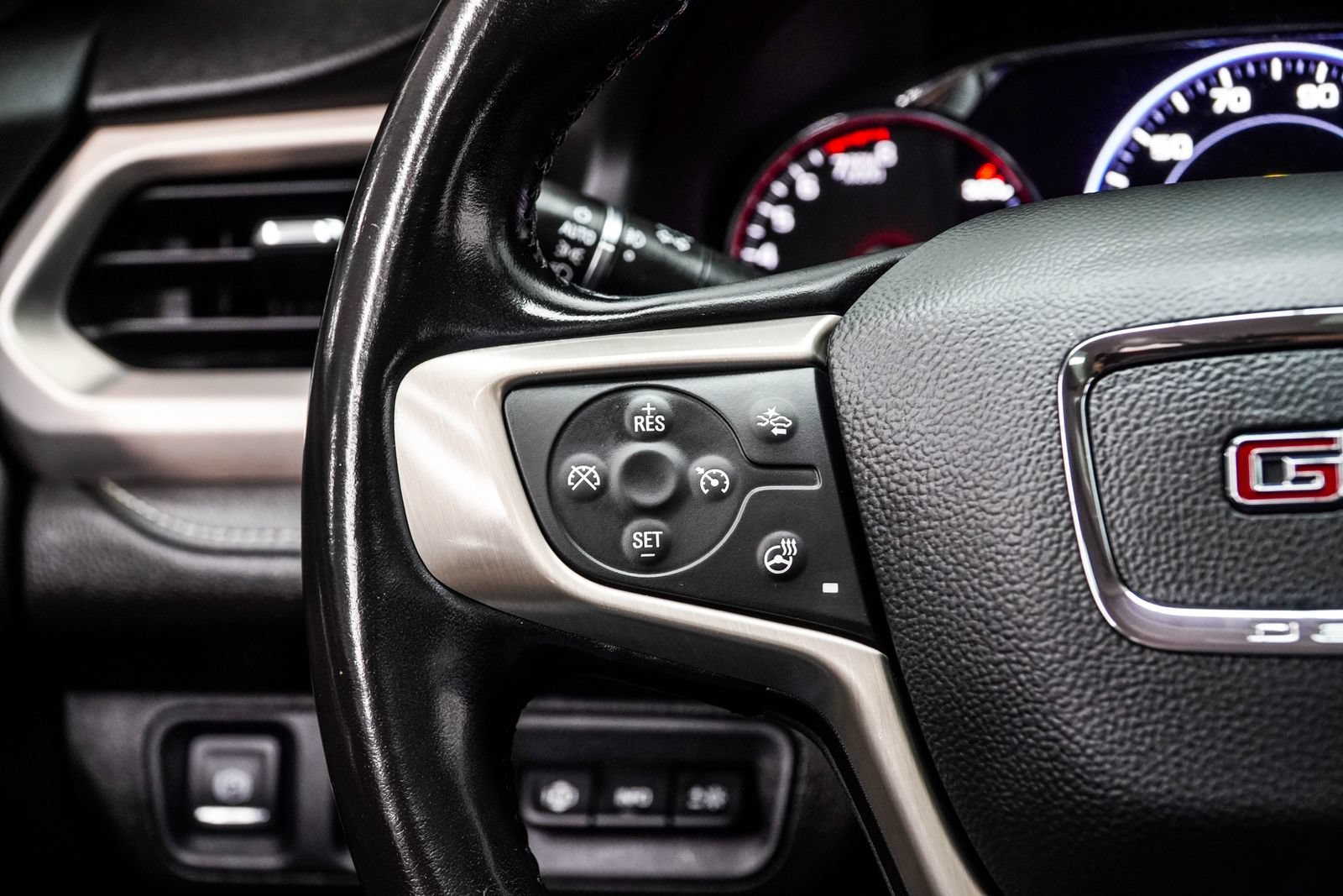 Used 2021 GMC Acadia Denali w/ Denali Technology Package FWD image 39