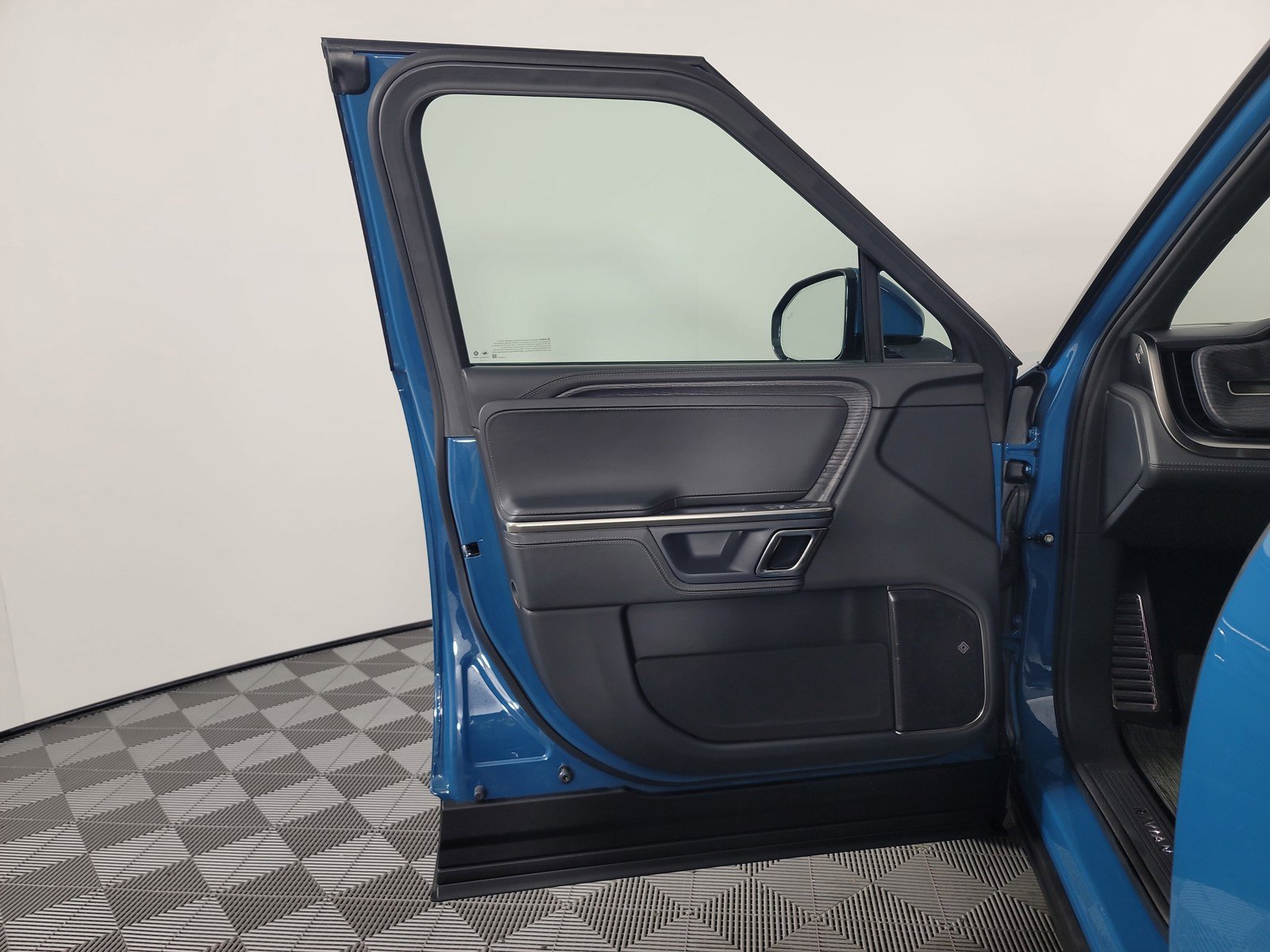 Used 2023 Rivian R1S Adventure AWD/4WD image 16