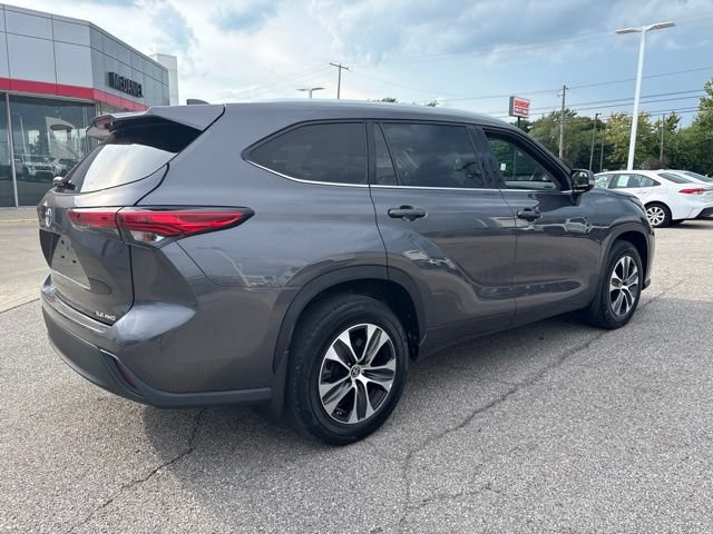 Used 2021 Toyota Highlander XLE AWD/4WD image 3