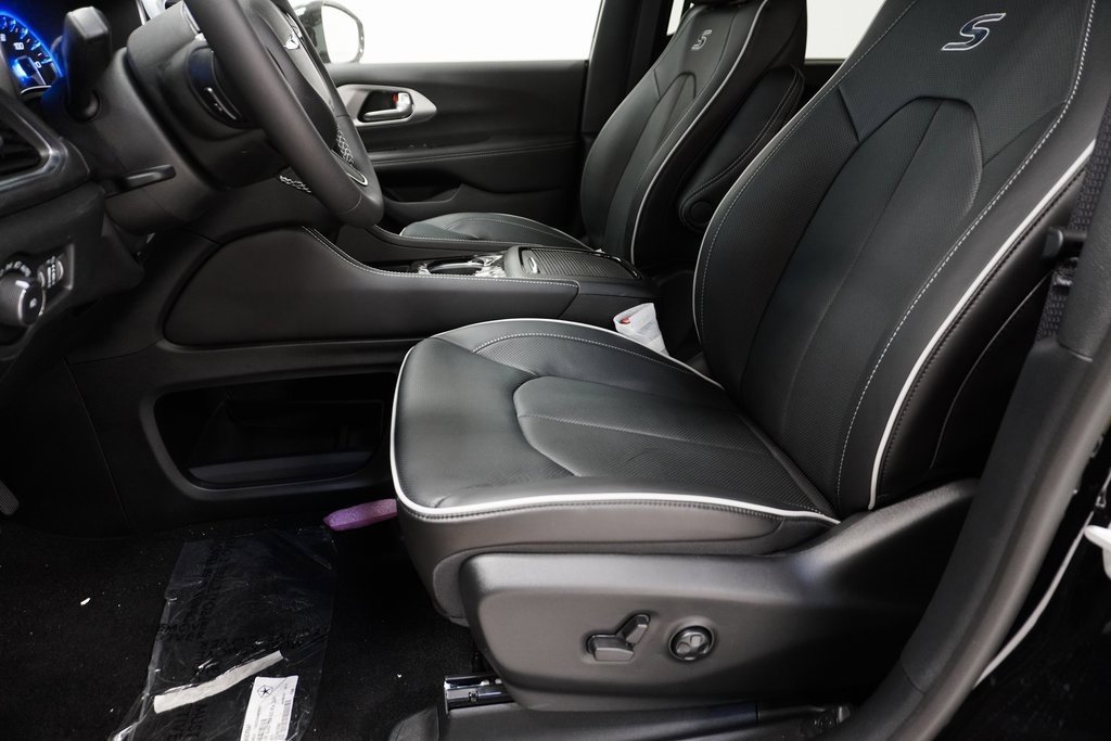 Used 2024 Chrysler Pacifica Limited w/ S Appearance Package image 12