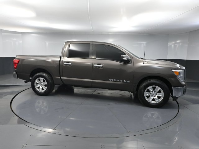 Used 2018 Nissan Titan SV AWD/4WD image 3