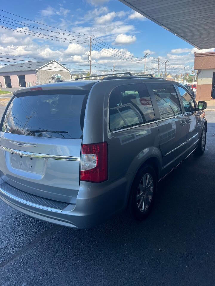 Used 2015 Chrysler Town & Country Touring image 4