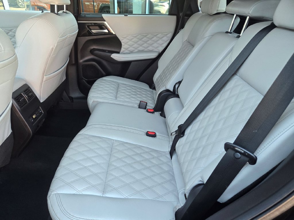 Used 2023 Mitsubishi Outlander SEL FWD image 14