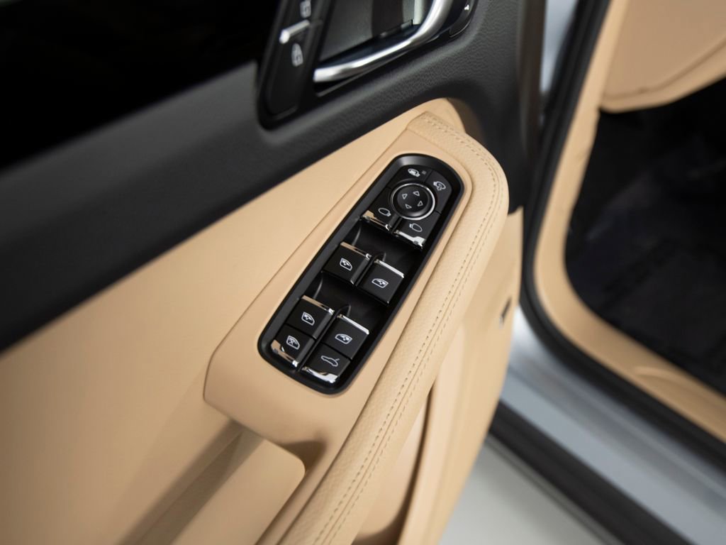 Certified 2019 Porsche Macan AWD/4WD image 21