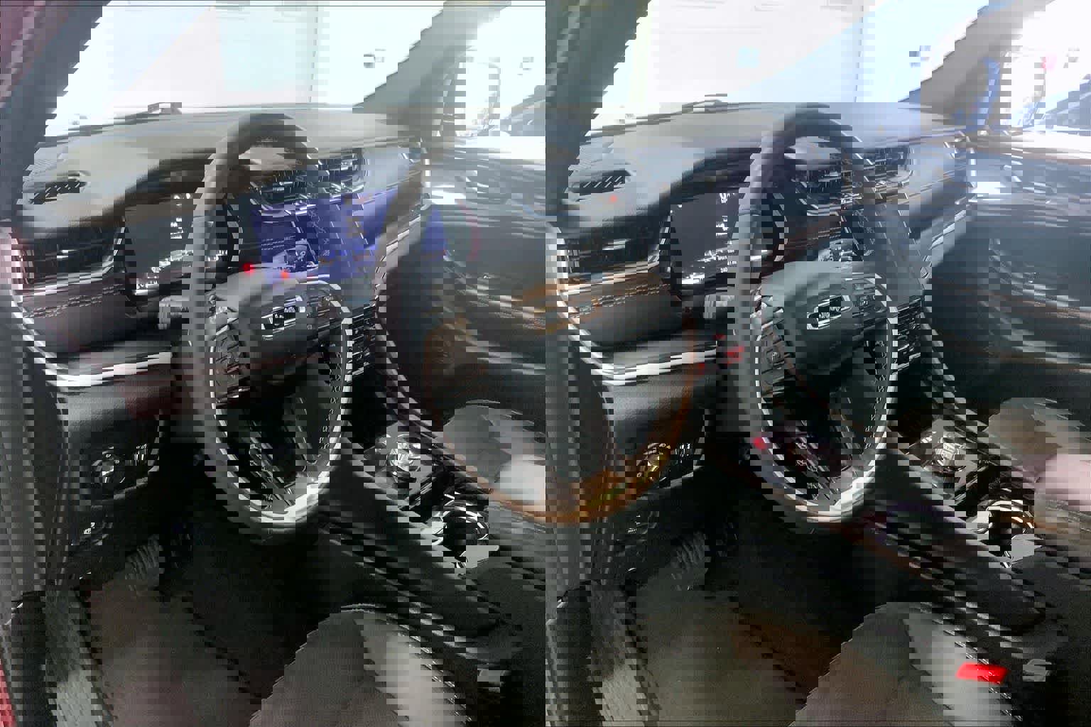 Used 2023 Jeep Grand Cherokee Altitude image 2