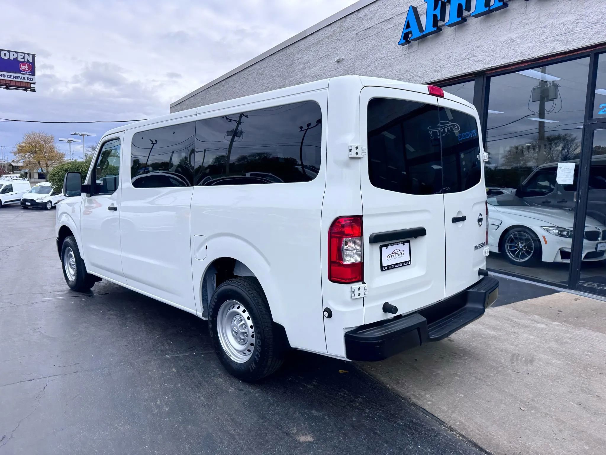 Used 2018 Nissan NV 3500 S image 3