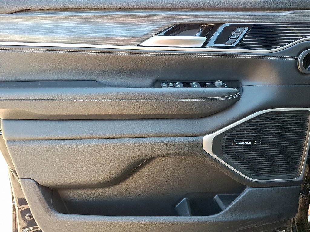 Used 2024 Jeep Wagoneer Series II w/ Flexible Seating Group image 12