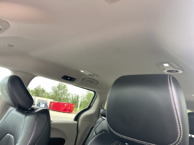 Used 2024 Chrysler Pacifica Touring-L FWD image 27