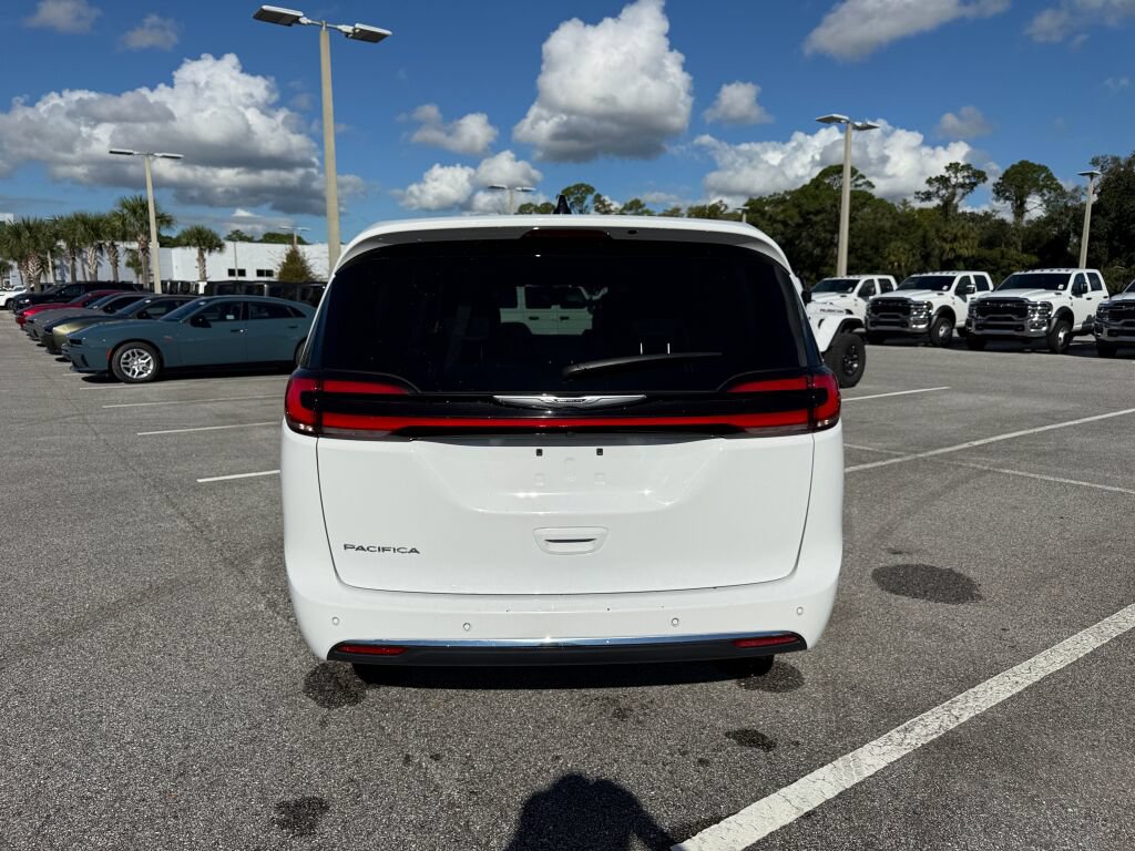 Used 2024 Chrysler Pacifica Touring-L FWD image 4