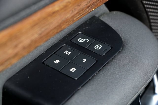 Used 2018 Land Rover Discovery HSE AWD/4WD image 24